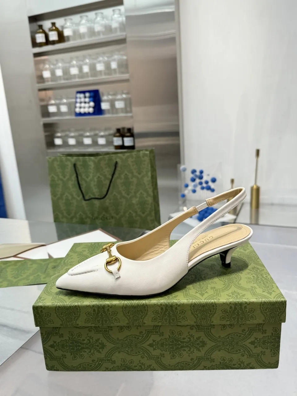 👟👟Ex-factory price 440👟👟 (genuine leather sole +40) Gucci Signoria pumps are named after the central square of Florence, recreating the classic and elegant style of the birthplace of the brand. Combining shiny patent leather with a pointed toe, these shoes are embellished with Gucci's signature chain, adding a stylish edge to your new season wardrobe. Upper: Made of first-layer imported patent cowhide/sheepskin lining. Outsole: rubber non-slip outsole/genuine leather outsole. Size: 35-42 (34/41 42 customized, non-refundable)